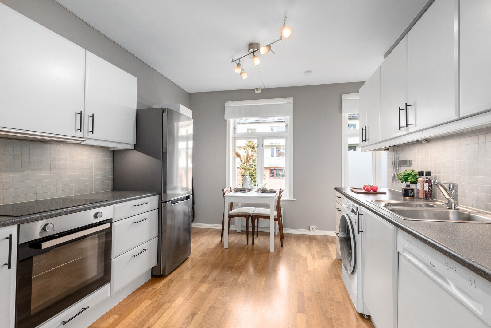 I forbindelse med kjøkkenet har du plass til egen spisekrok. Kjøleskap/kombimaskin kan medfølge handelen. Opplegg for vaskemaskin i bod i kjeller om man ikke ønsker dette på kjøkkenet. Galleribilde