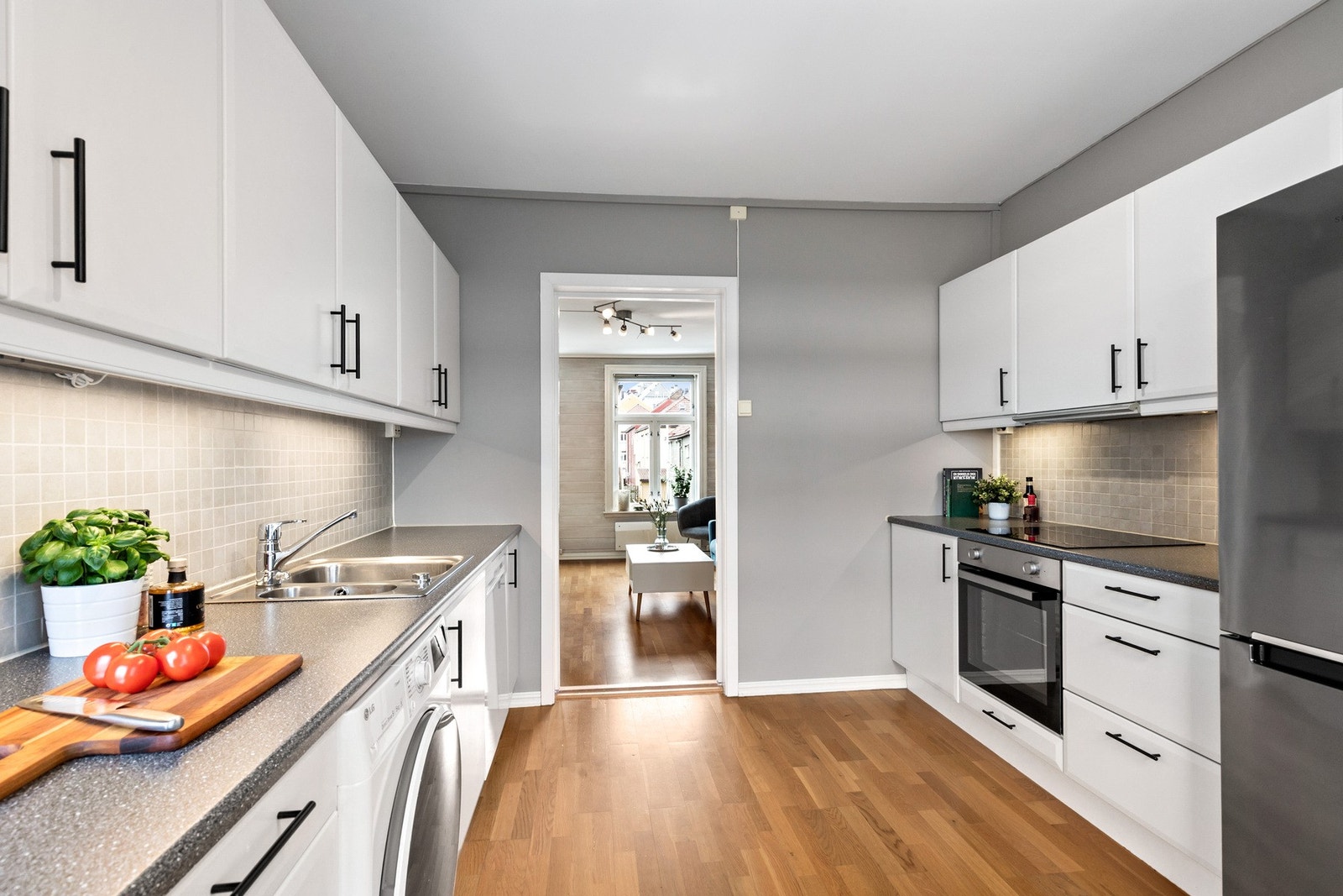 Hvitt og tidløst kjøkken med rikelig oppbevaring i over-underskap. Vurdert til TG1 av takstmann. Galleribilde