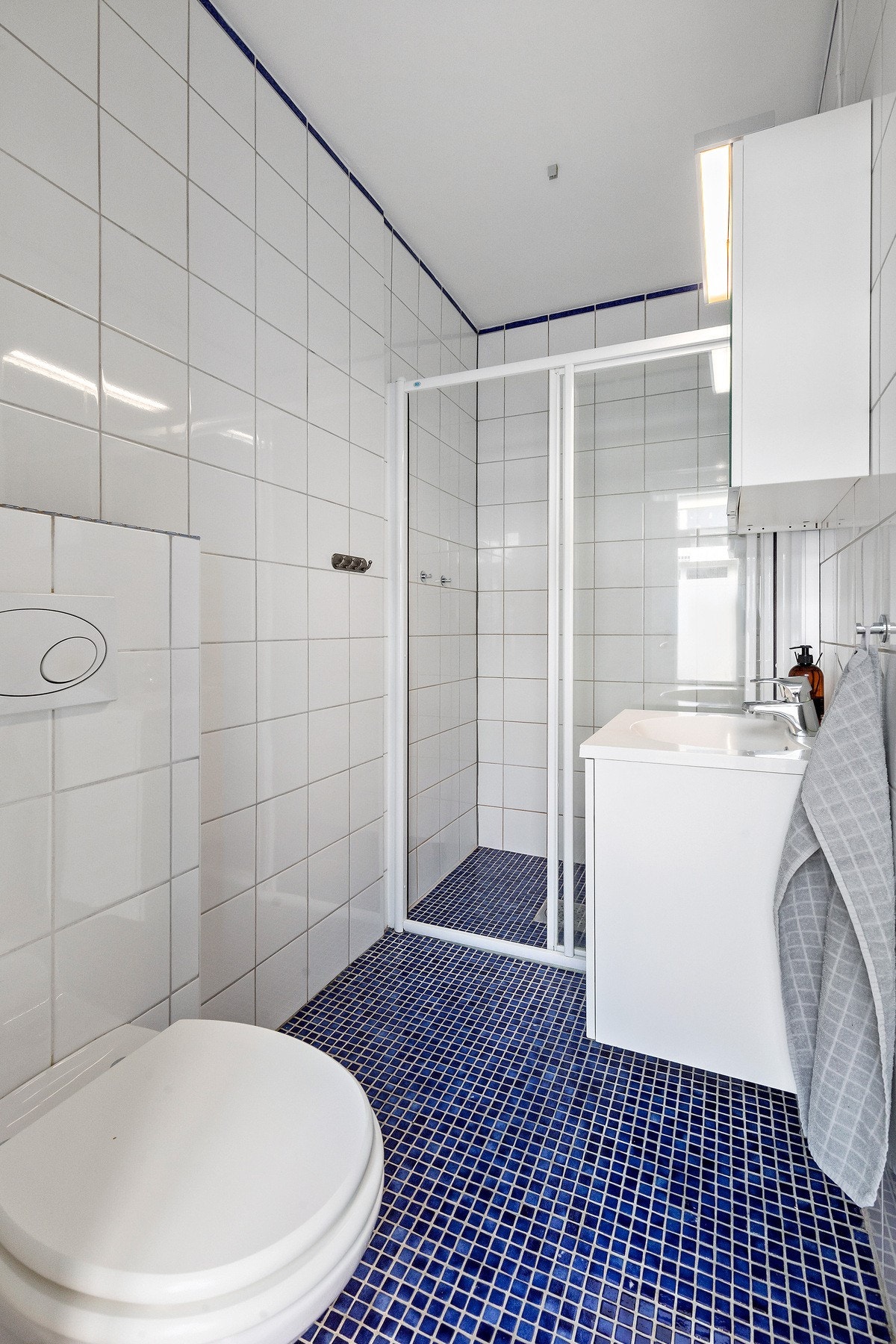 Lettstelt bad med hvit og tidløs innredning. Galleribilde