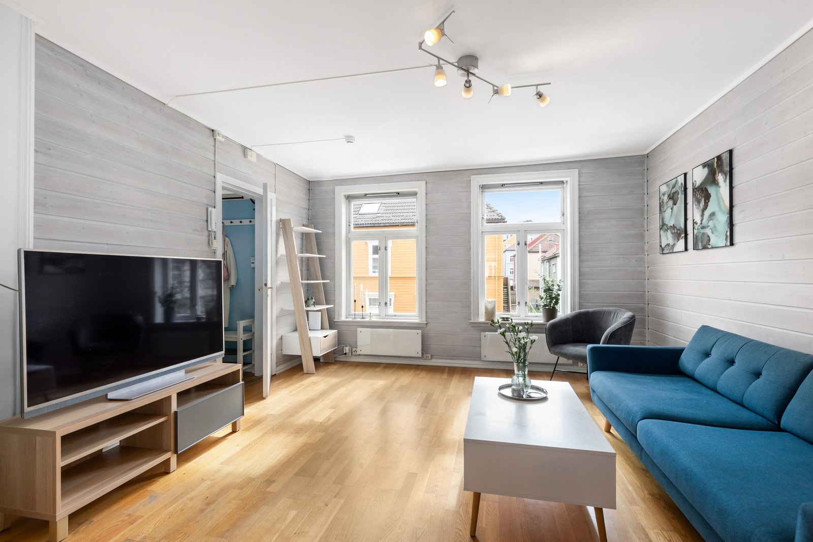 Kirkegata 46 er en attraktiv og sentral 2-roms selveier flott beliggende på Møllenberg. Herlig gjennomlys! Galleribilde