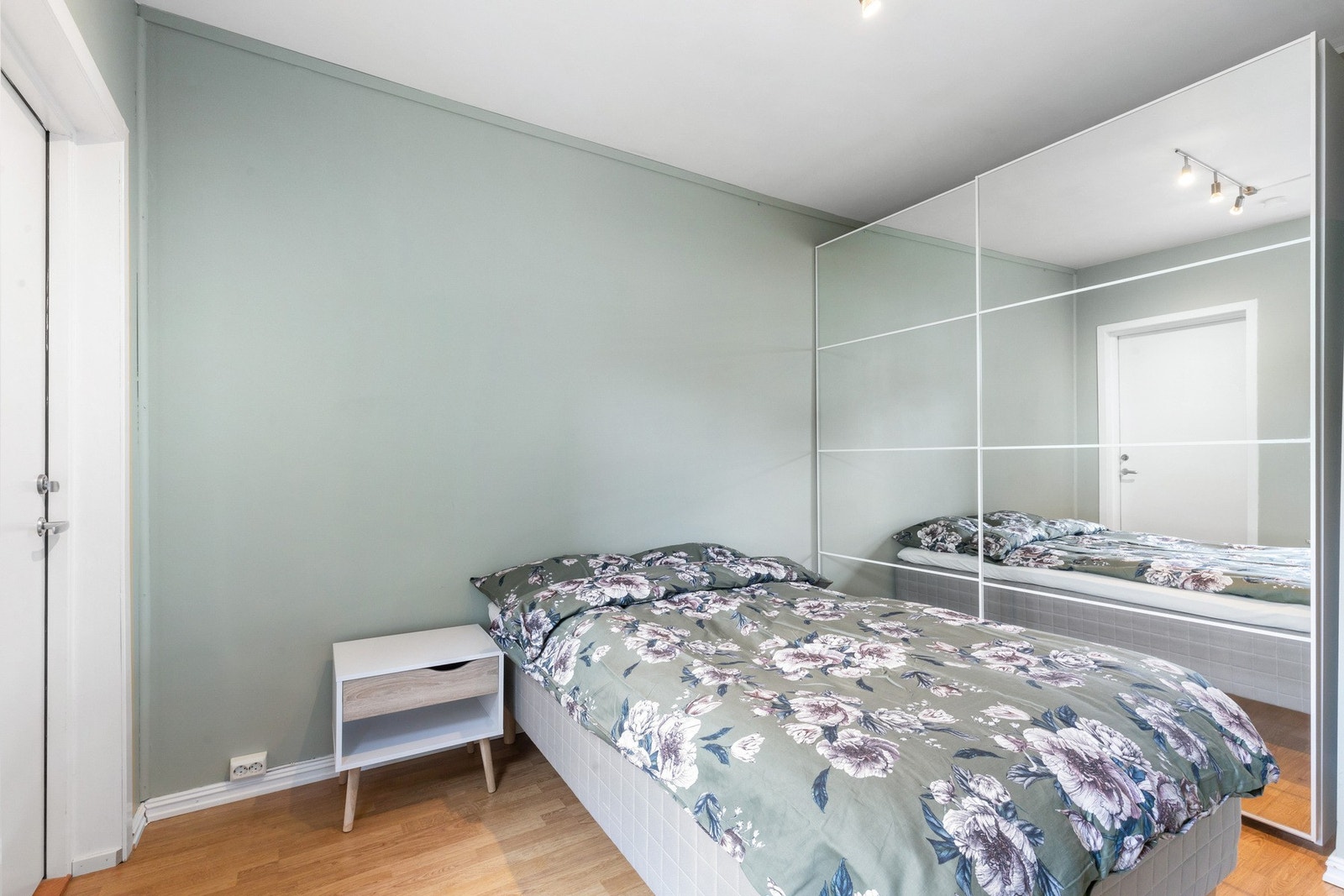 Soverommet vender ut mot skjermet bakgård. Garderobe medfølger. Galleribilde