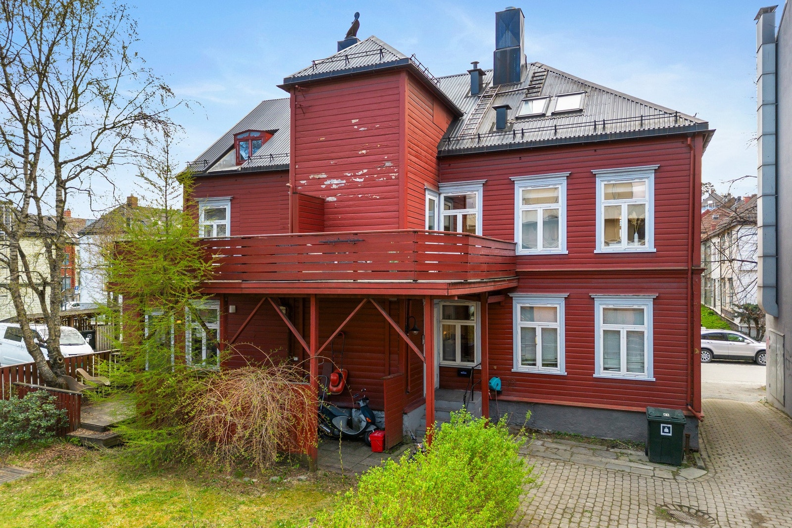 Sameiet har gjennomgått rørfornying av avløpsrør fra kjeller og ut til kommunal ledning i slutten av 2024. Installert smart vv-bereder. Galleribilde