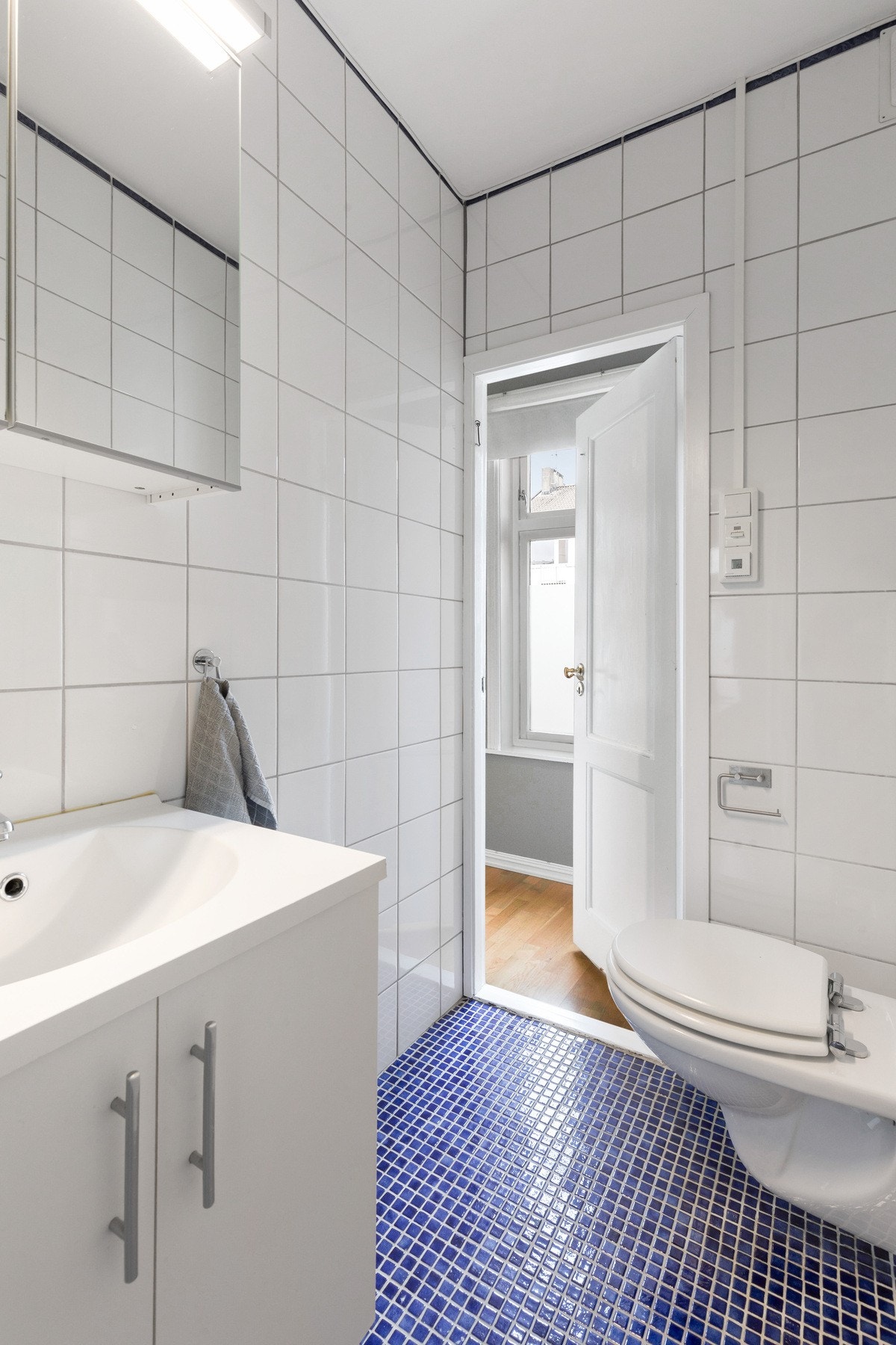 Lyst og trivelig bad med behagelig varme i gulv. Galleribilde