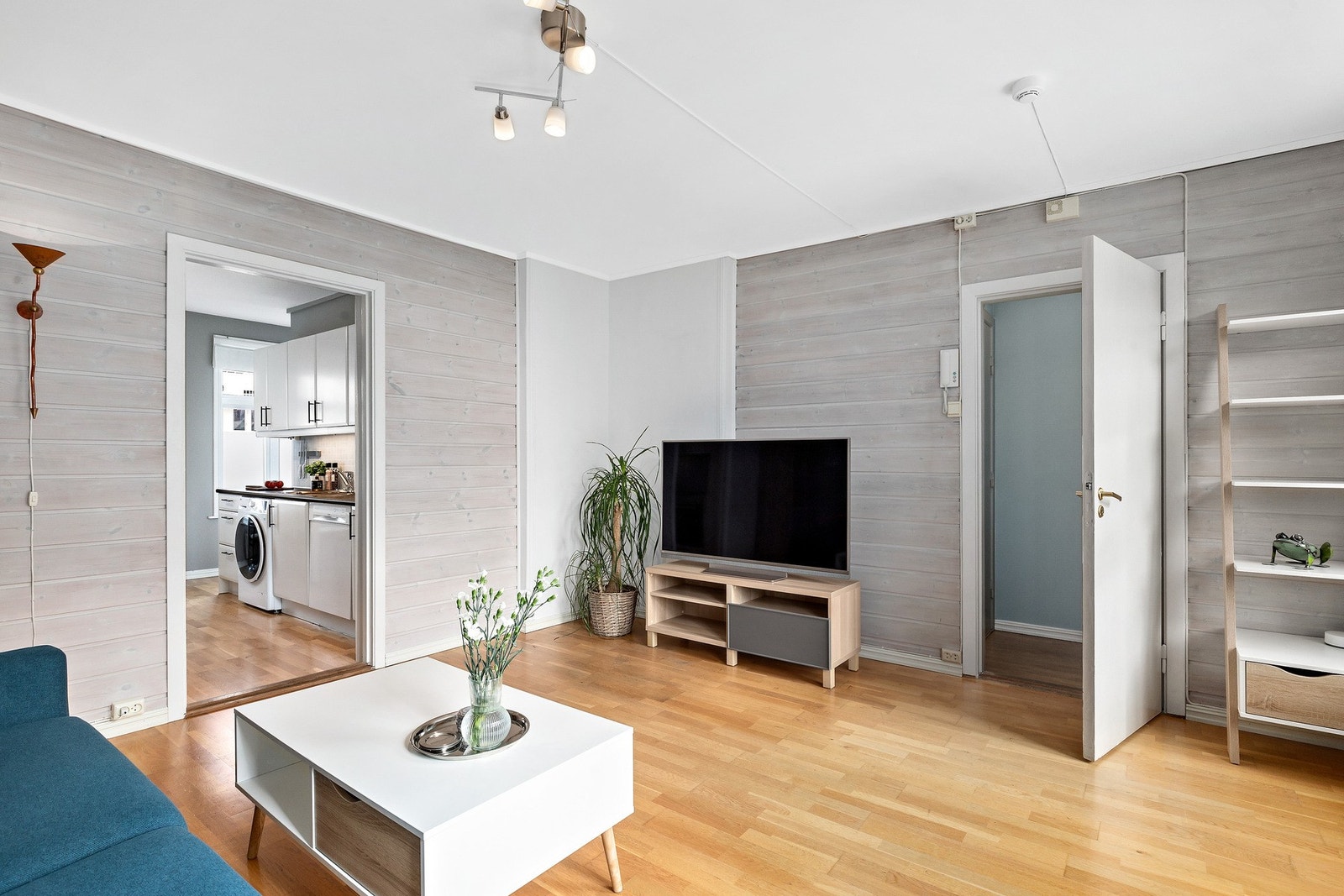 Leiligheten er oppmålt til 49 BRA-I, og har en lys og fin planløsning. Kontroll av el-anlegg gjort i 2023 uten avvik. Galleribilde