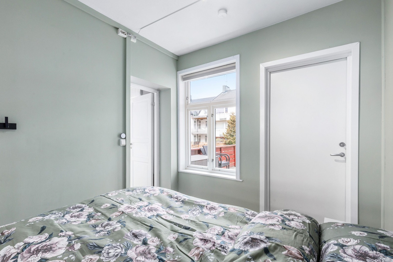 Lyst og tiltalende soverom med god plass til dobbeltseng. Galleribilde