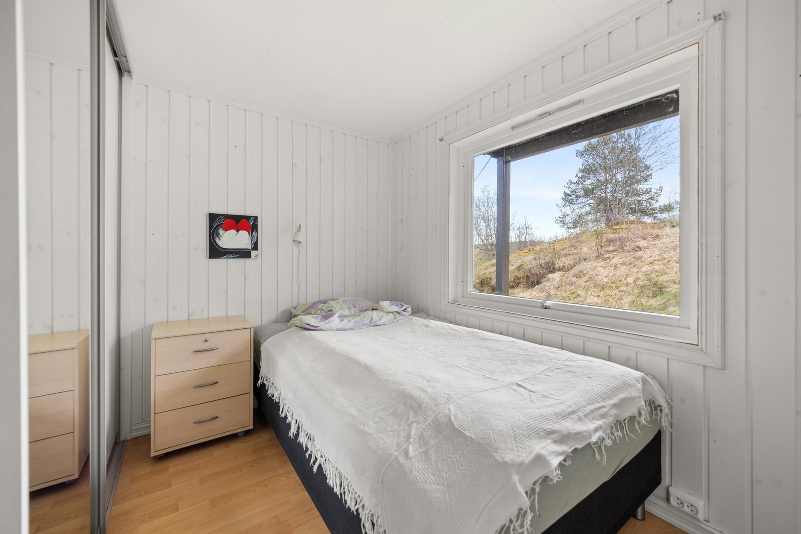 Soverommet i 1. etasje er plassert med inngang fra stuen Galleribilde