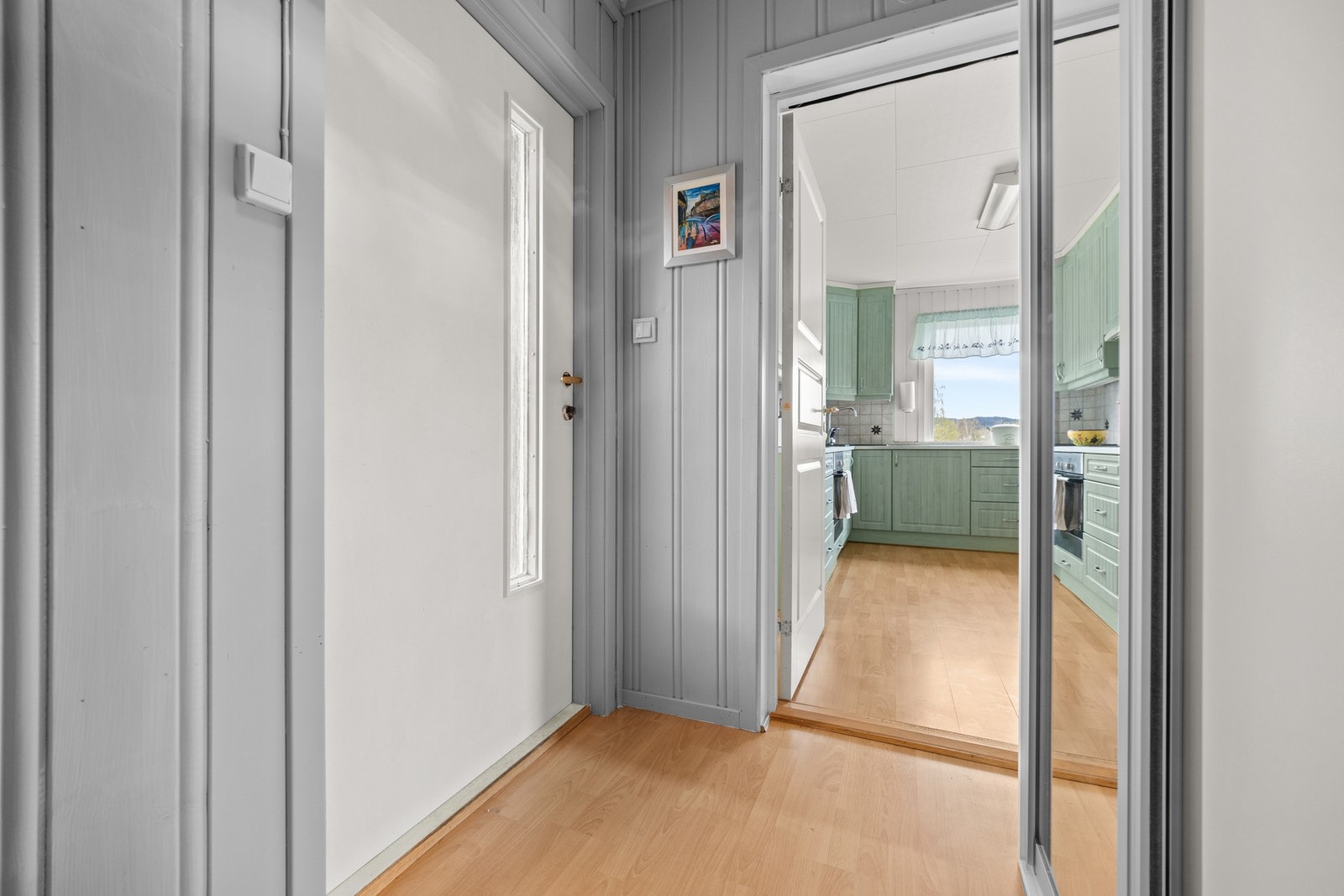 Entrè med stor skyvedørsgarderobe med speilfronter Galleribilde