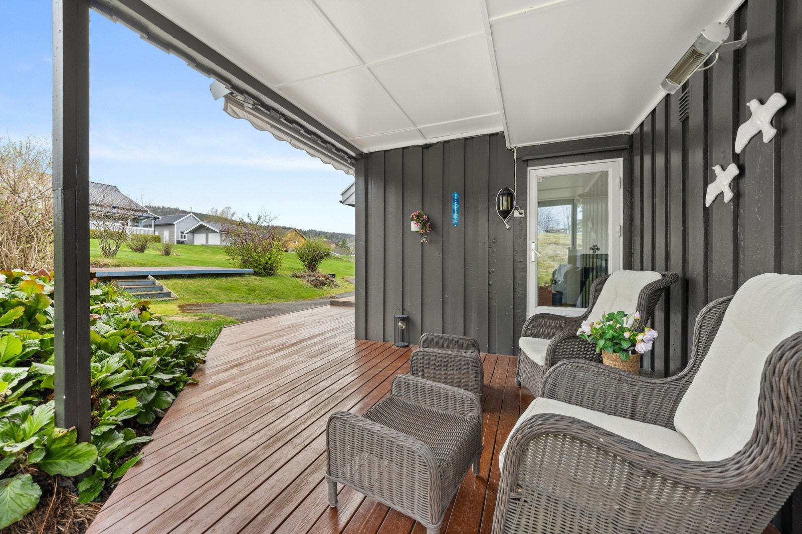 Pent opparbeidet terrasse ut fra stuen - som naturlig grenser til plenen Galleribilde