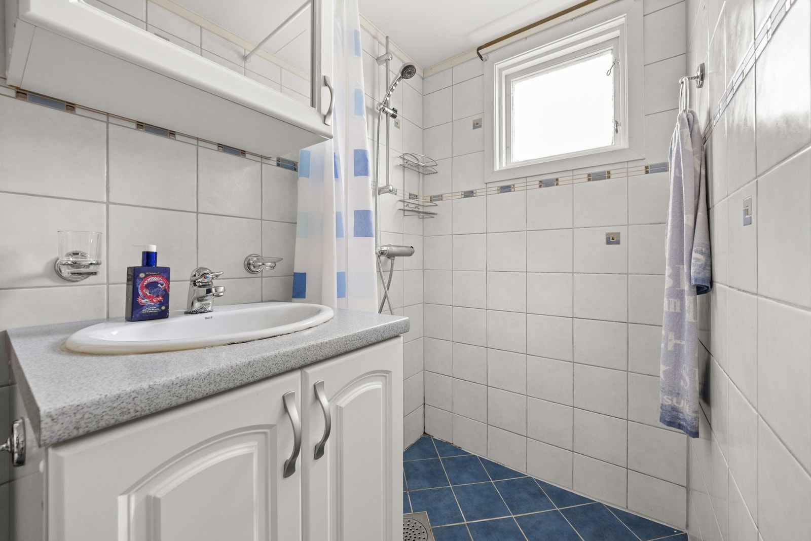 Badet har gulvvarme og flistlagte gulv og veggflater Galleribilde