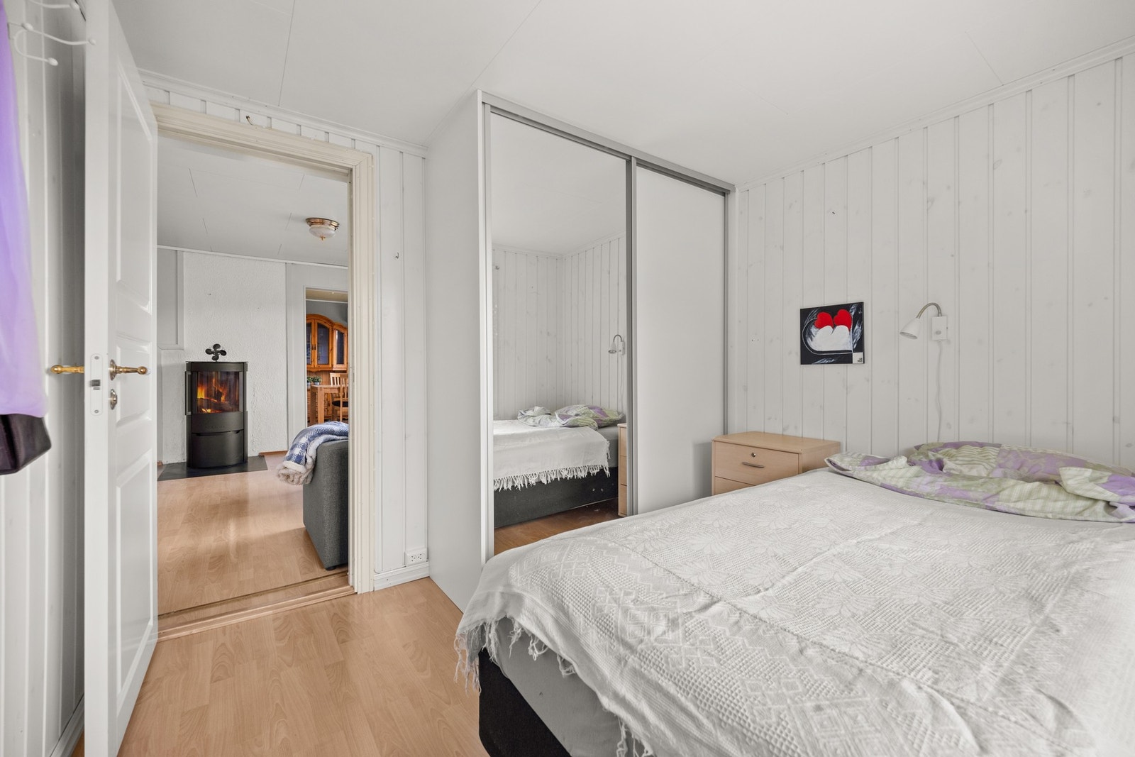 Her er det plass seng og garderobeløsning Galleribilde