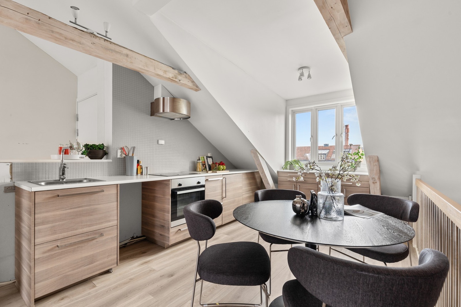 IKEA kjøkkeninnredning fra byggeår med glatte fronter og laminat benkeplater. Galleribilde