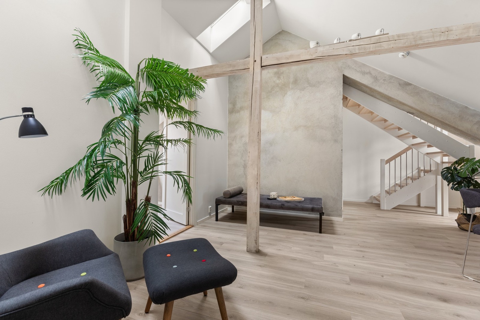 Allrommet har god plass til sofa og sofabord, eventuelt annet ønsket møblement. Galleribilde