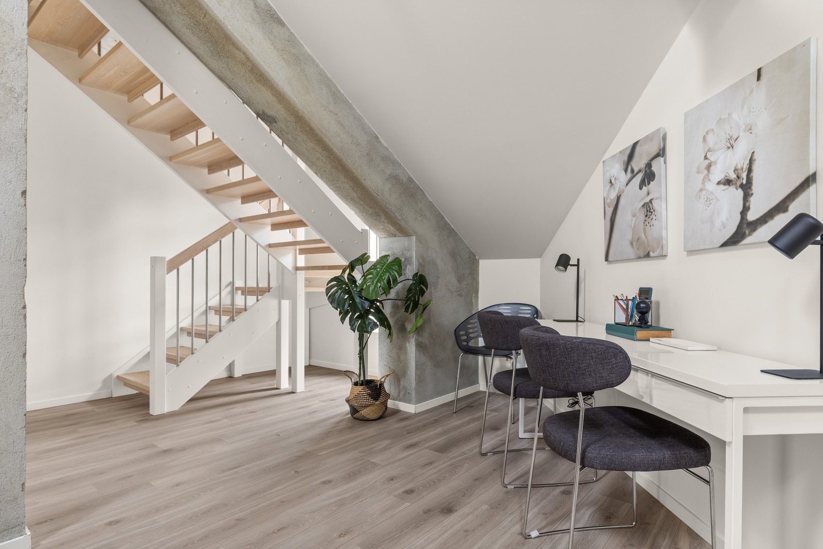 Stort allrom med mange bruksmuligheter, feks TV-stue eller lekeareal for barna. Galleribilde