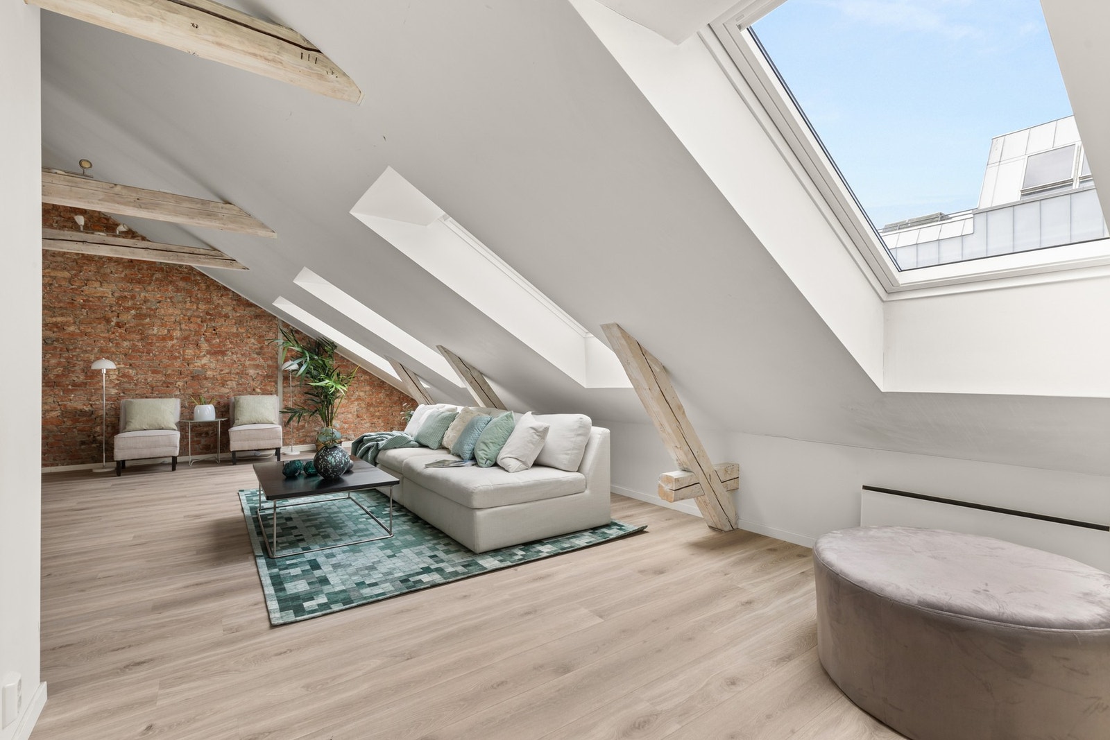 Synlige takbjelker, teglsteinsvegger og 3,85m takhøyde gir sjarm og karakter. Galleribilde