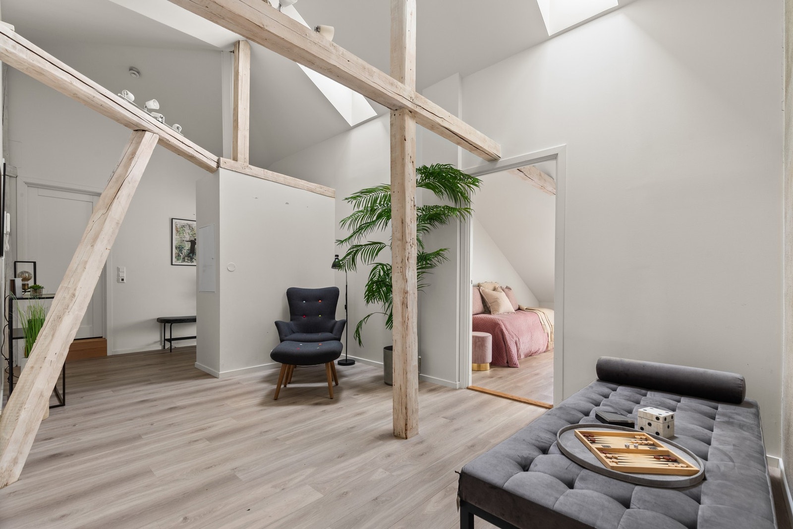 Overflater i tidsriktige fargetoner og slitesterk laminat på gulv. Galleribilde