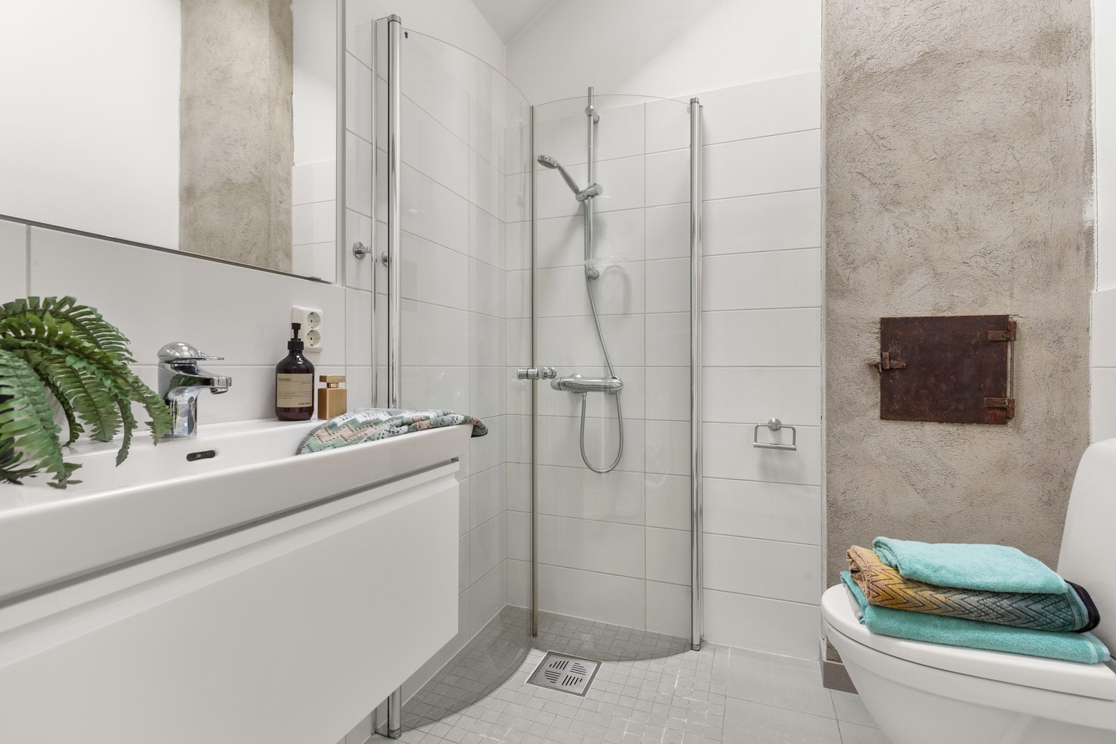 Bad fra 2014 med flislagte og malte vegger, samt flislagt gulv med varmekabler. Galleribilde