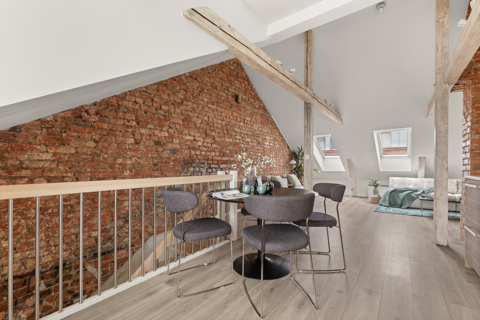 Velegnet plass til sittegrupper i ulike soner, mediemøblement og spiseseksjon. Galleribilde