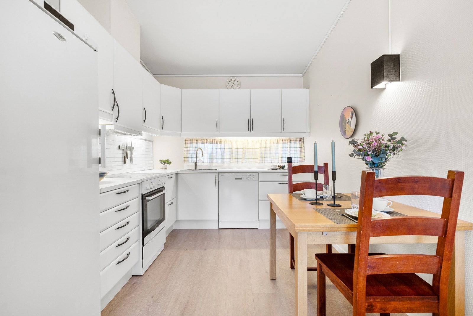 Lyst og funksjonelt kjøkken med spiseplass for to - perfekt for rolige frokoster. Galleribilde