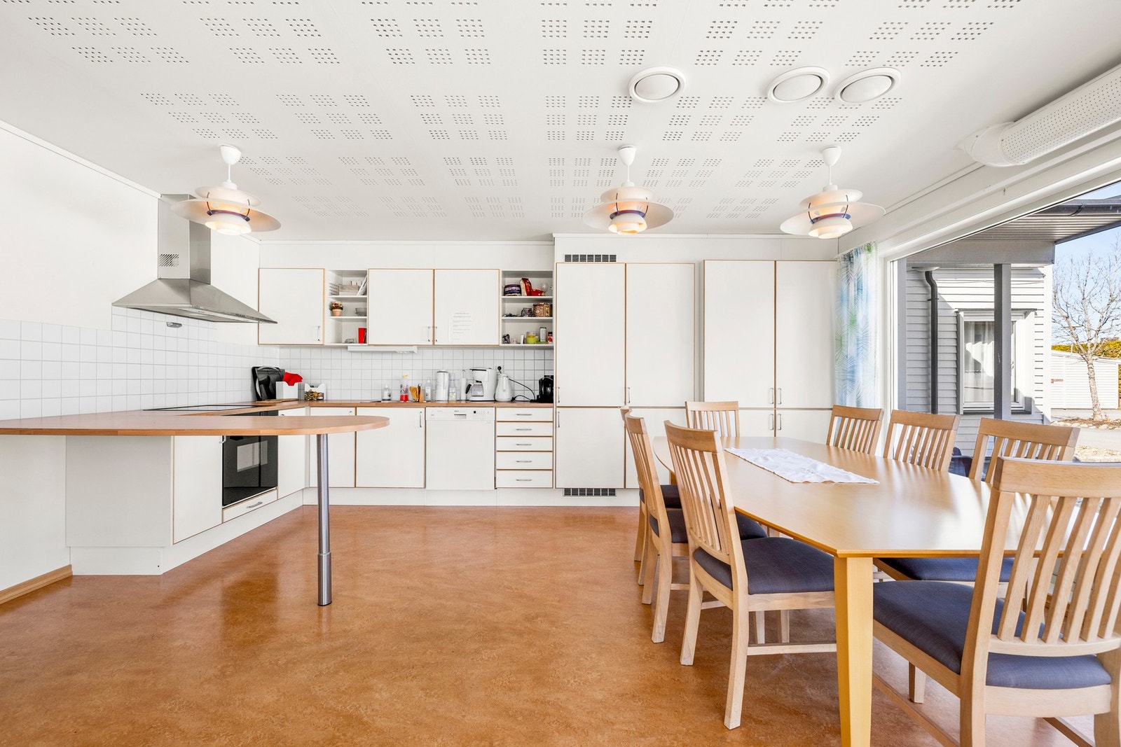 Fullverdig kjøkken med alt man trenger for felles matlaging og servering. Galleribilde