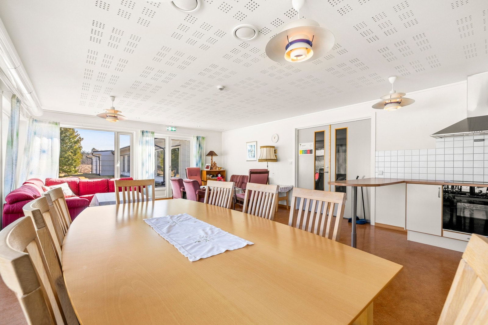 Felleskjøkken med langbord og moderne fasiliteter - her kan man samles til måltider og arrangementer. Galleribilde
