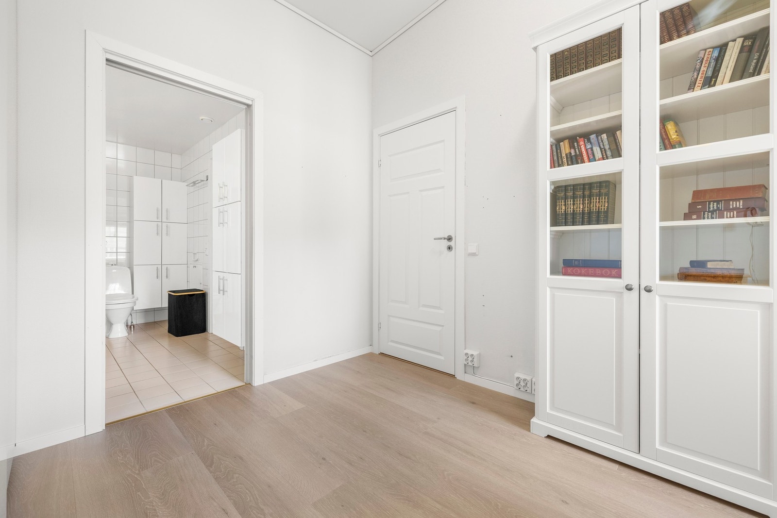 På soverommet er det enkelt å innrede med skrivebord, kommode eller lesekrok etter behov. Galleribilde