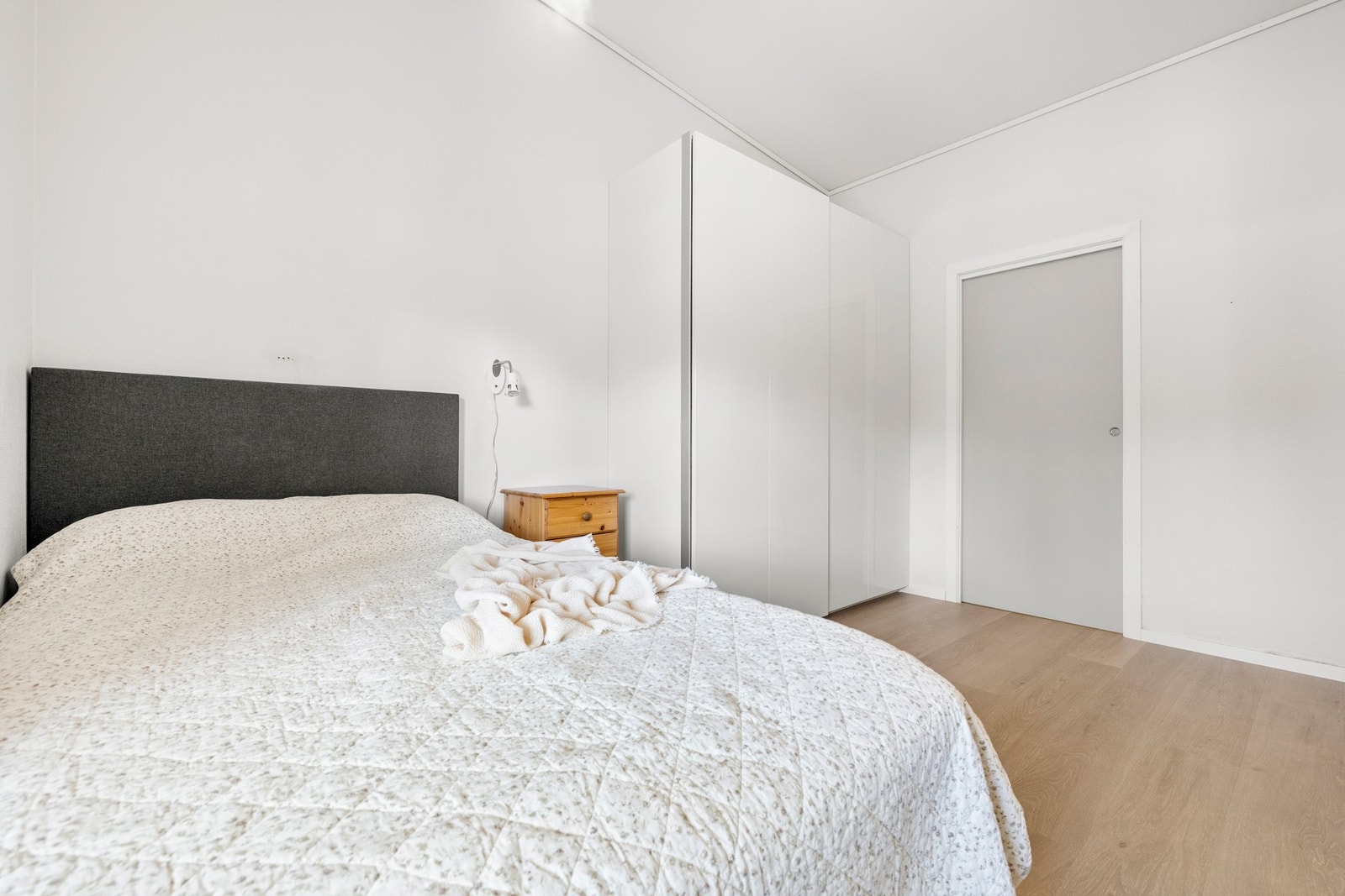 Soverommet har god plass til dobbeltseng, nattbord og garderobeskap. Galleribilde