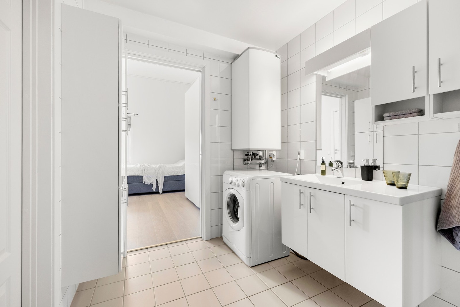 Badet har direkte inngang fra både soverom og entré, en praktisk løsning i hverdagen. Galleribilde