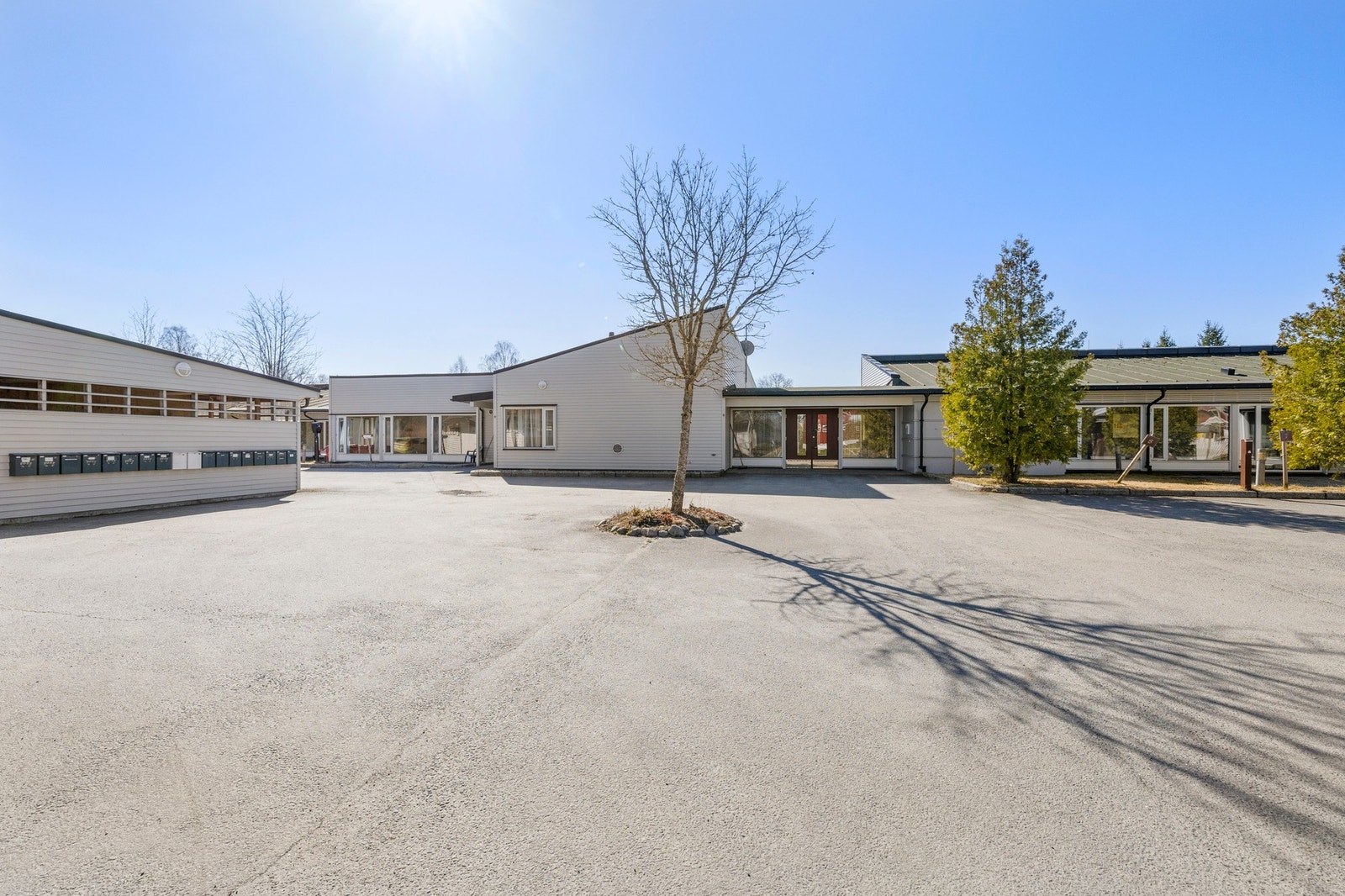 Åpent og velstelt fellesområde mellom byggene gir en luftig og trivelig atmosfære. Galleribilde