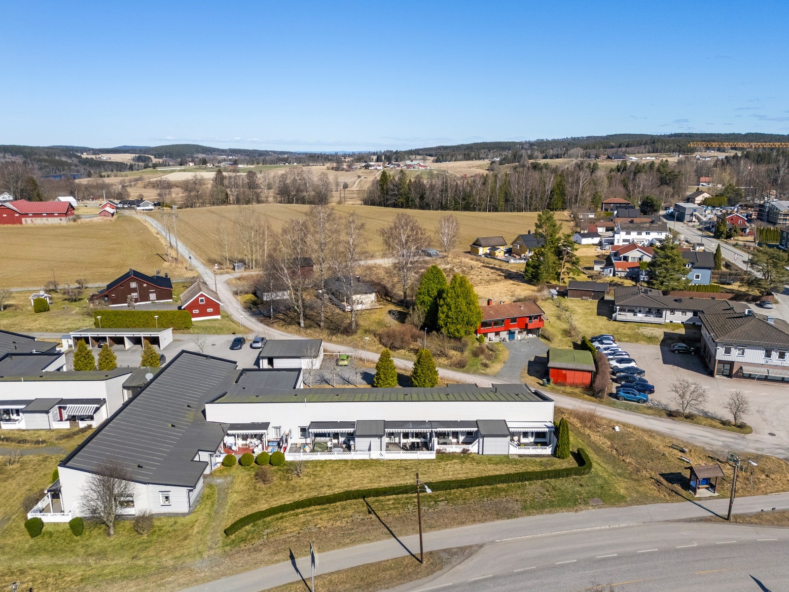 Leiligheten ligger lunt til i et rolig og etablert boligområde, omgitt av landlige omgivelser. Galleribilde