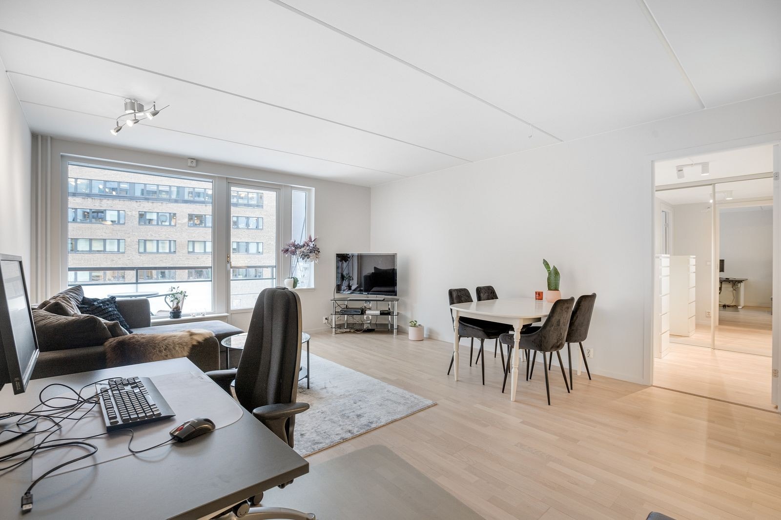 Romslig og lys stue med gode møblerngsmuligheter Galleribilde