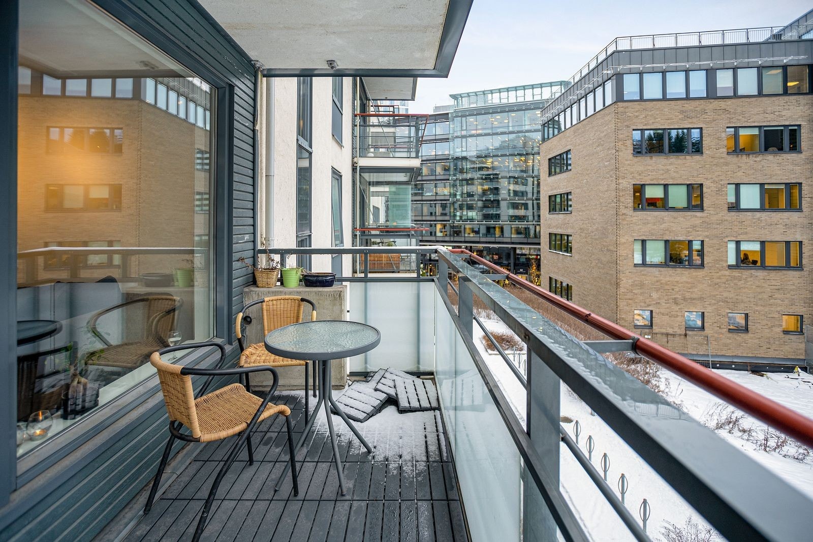 Trivelig balkong med plass til utemøblement og gril Galleribilde