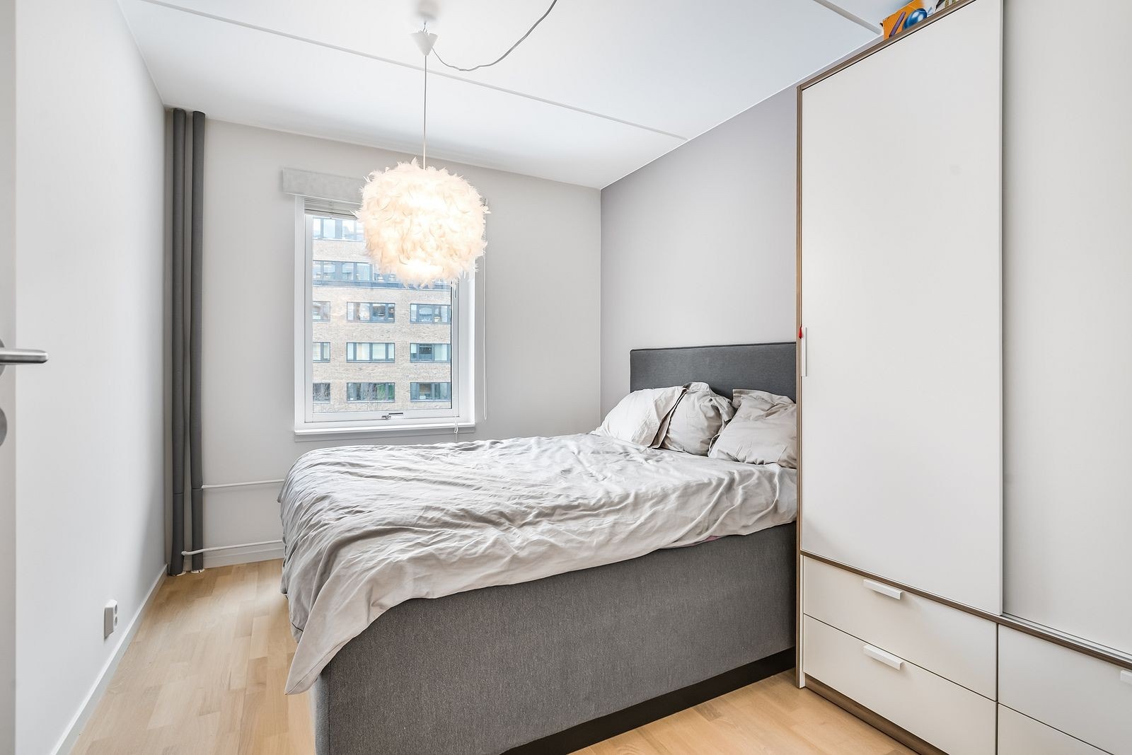 Romslig soverom med garderobeskap Galleribilde