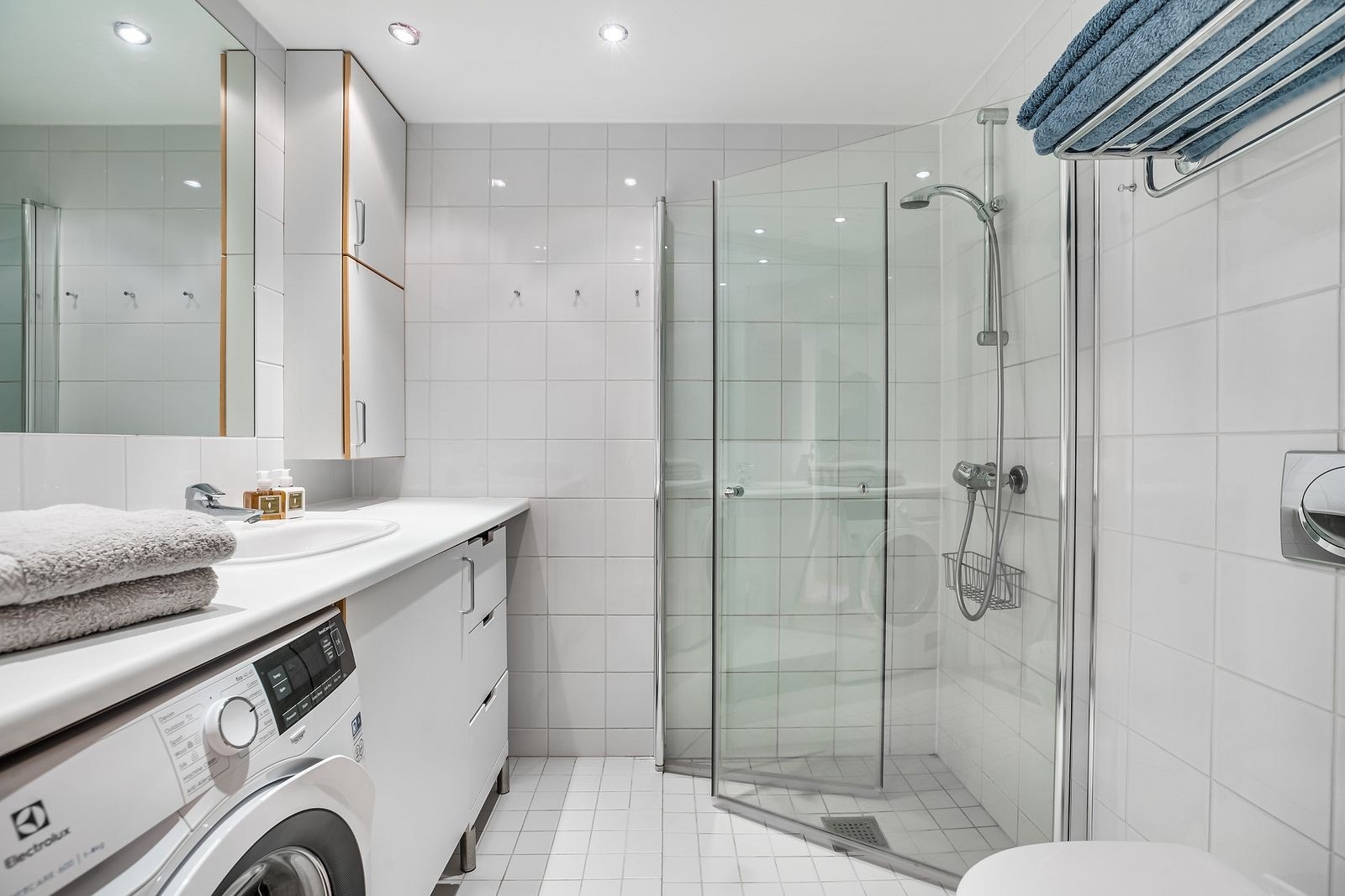 Lekkert flislagt bad med varmekabler. Vaskemaskin medfølger Galleribilde