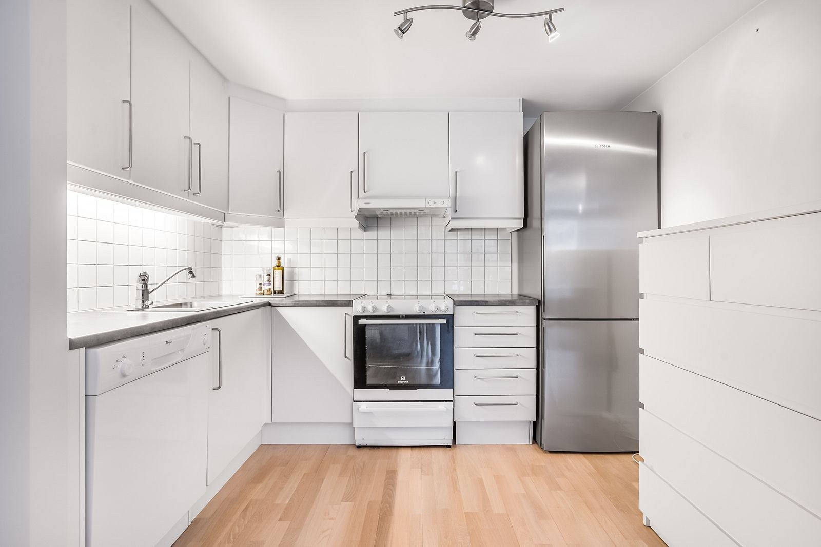 Åpen kjøkkenløsning mot stuen. Kjølf/frys og komfyr medfølger Galleribilde