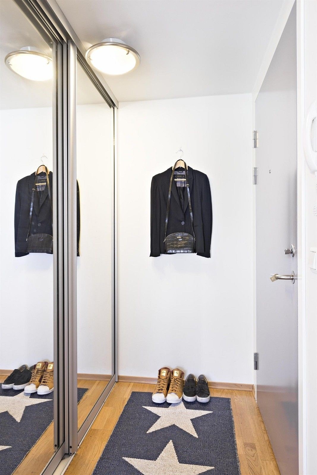 Entre med skyvedørsgarderobe Galleribilde