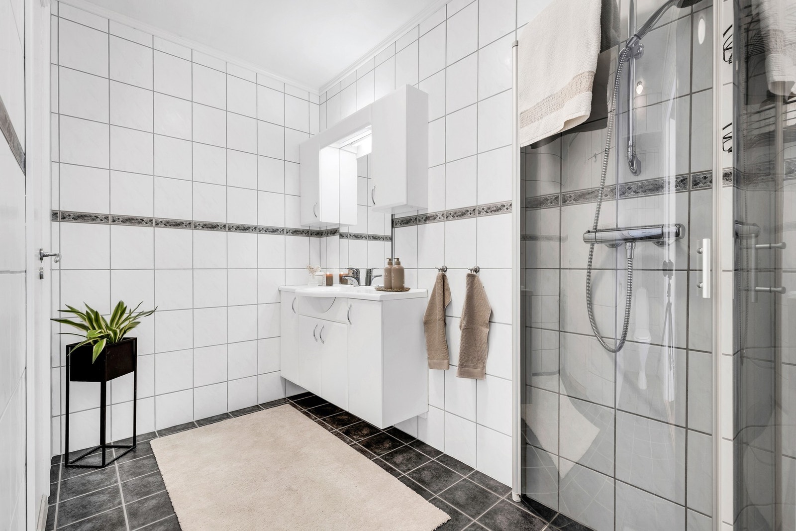 Flislagt bad med varmekabler i gulvet. Galleribilde