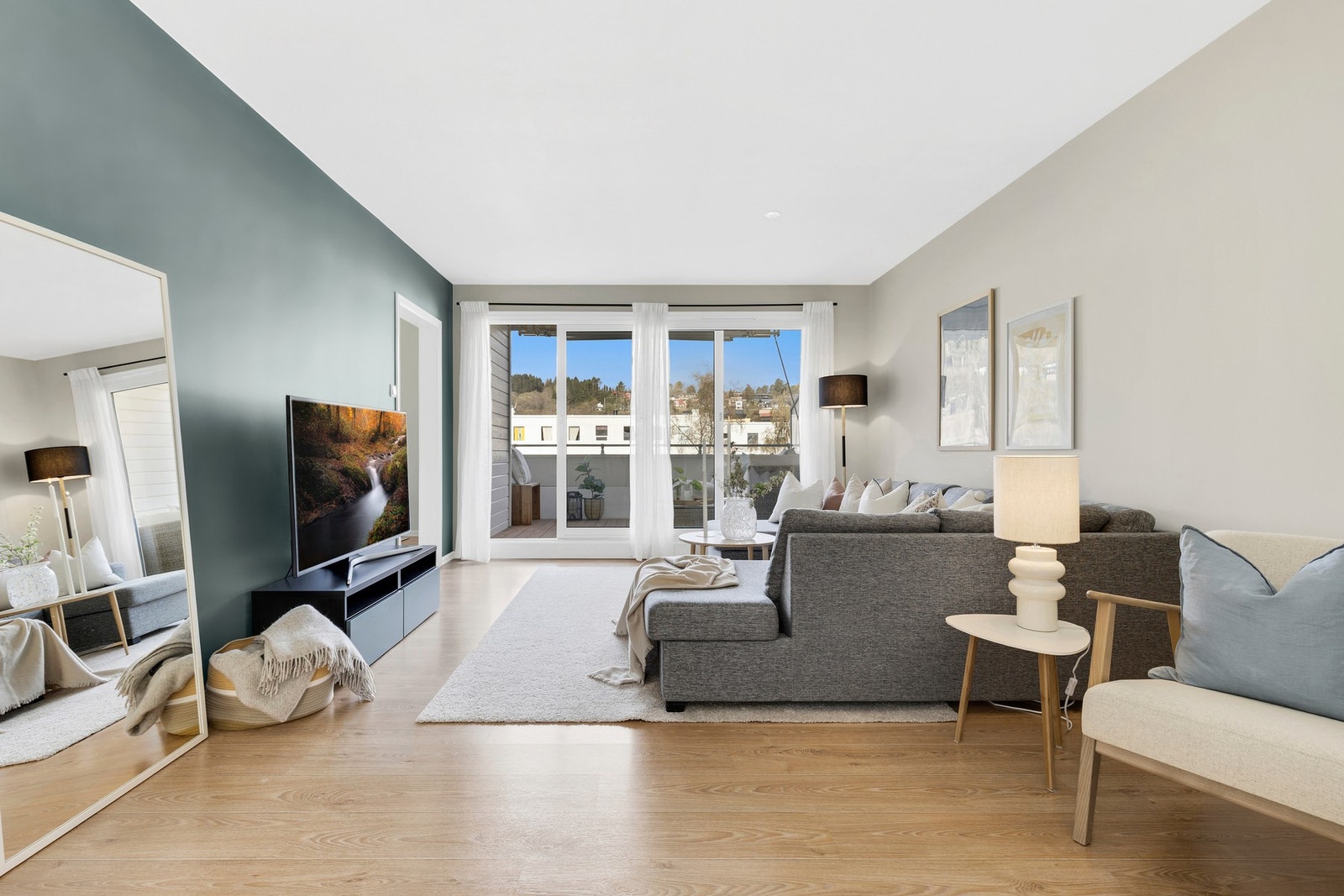 Meget innholdsrik leilighet med "alt" like utenfor døra. Galleribilde