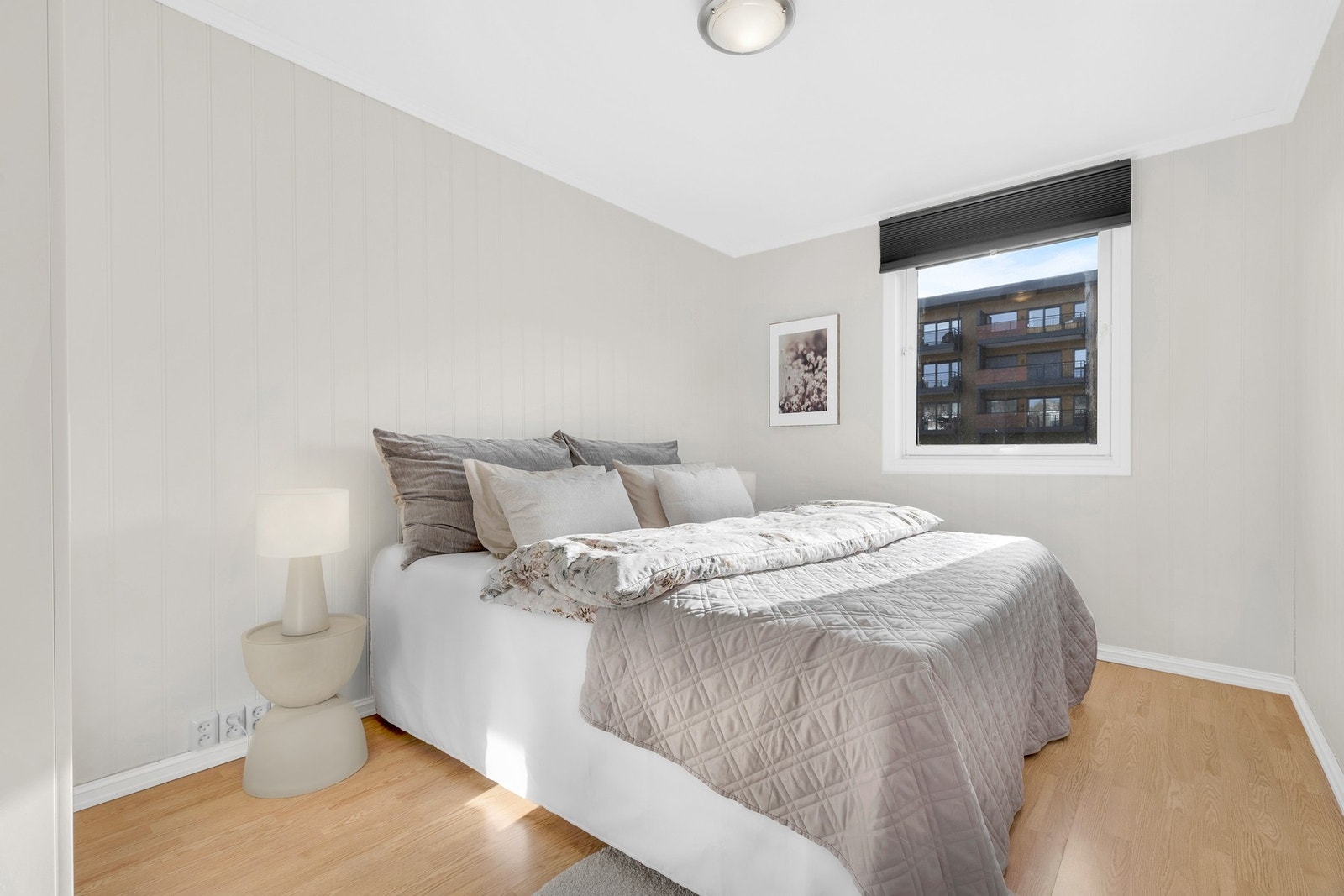 Hovedsoverommet ligger innenfor stuen og er 11 kvm. Galleribilde