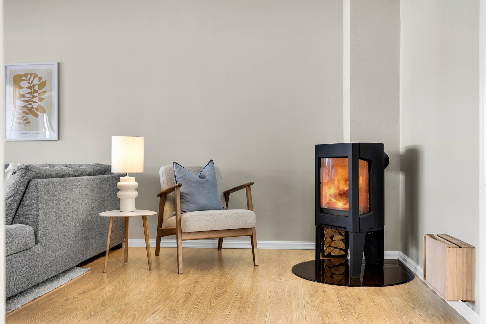 Den moderne vedovnen ble installert i 2020, og sørger for lun varme og lave strømkostnader på vinterhalvåret. Galleribilde