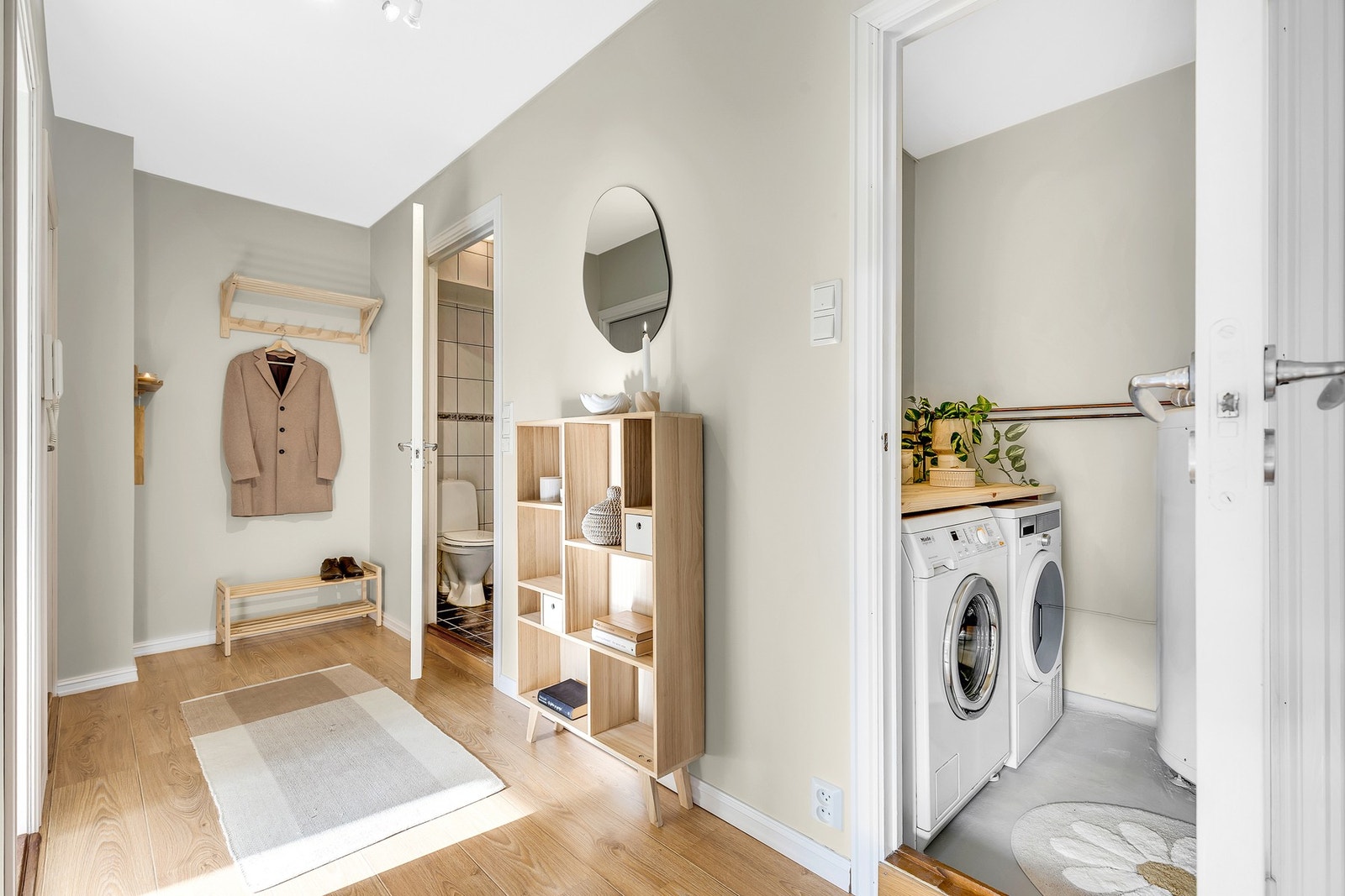 Leiligheten disponerer lagringsplass i to eksterne boder og egen garasjeplass i sokkeletasjen. Galleribilde