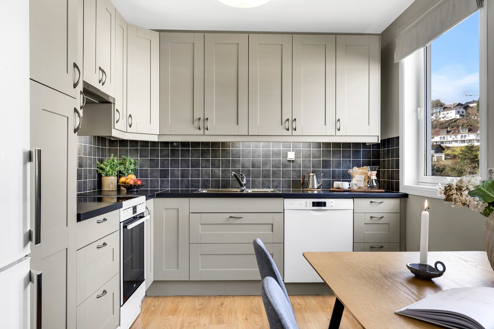 Kjøkkeninnredningen har profilerte fronter malt i en delikat farge. Galleribilde