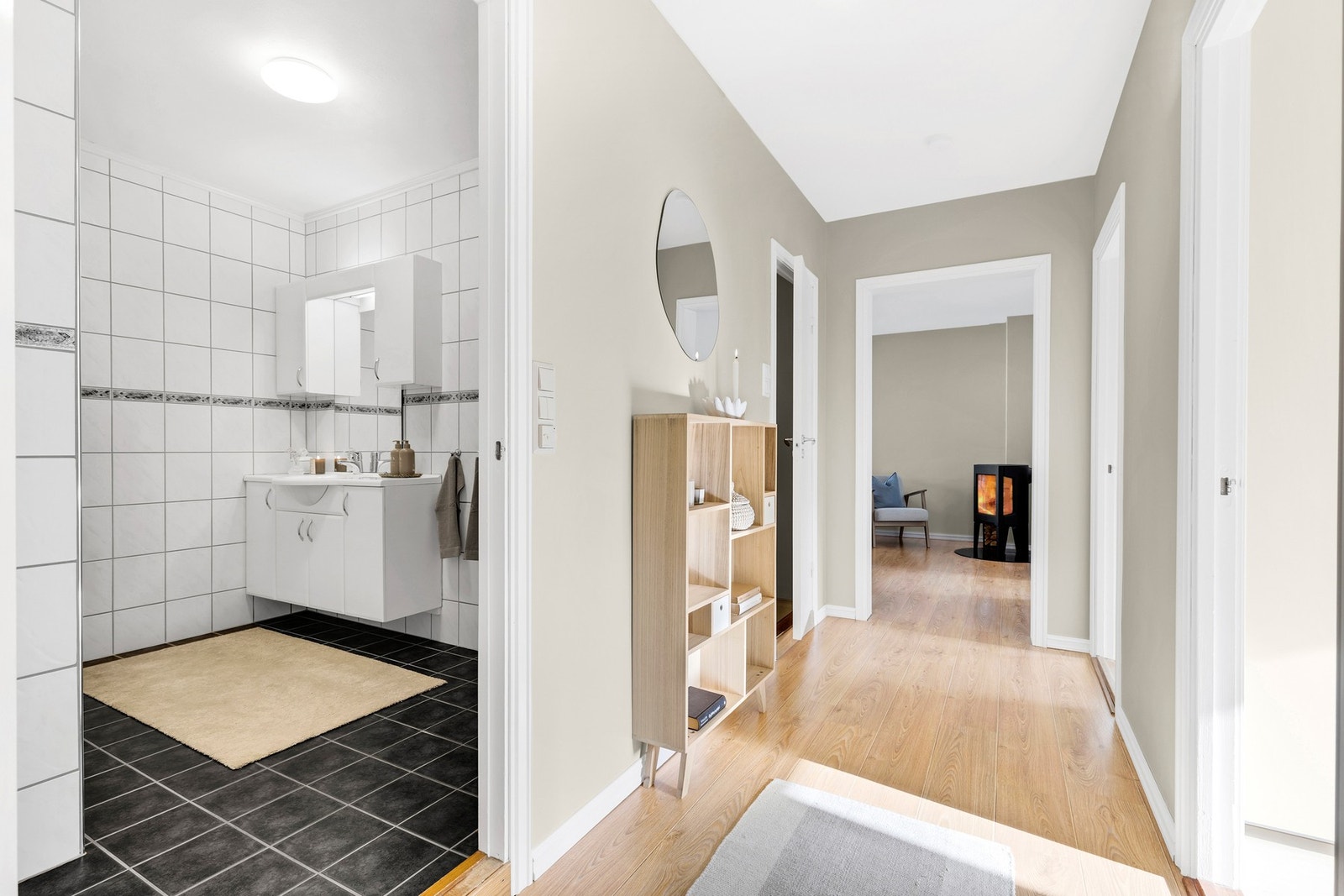 Lys og innbydende gang med tilgang på soverom, bad og vaskerom. Galleribilde
