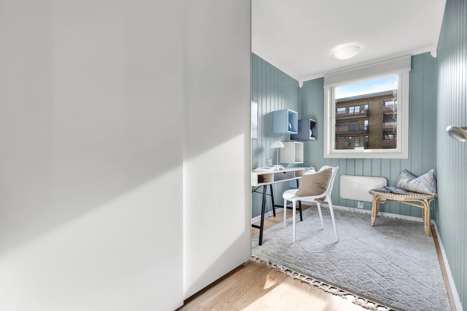 Begge de to andre soverommene er 8 kvm med mye oppbevaringsplass i en skyvedørsgarderobe. Galleribilde