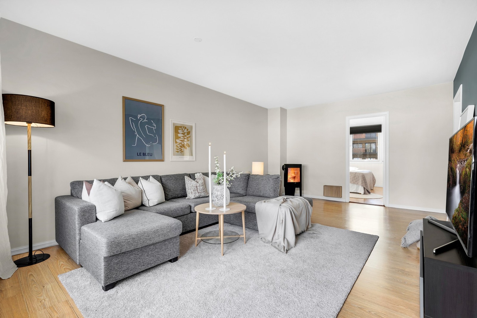 Stuen er 21 kvm og rommer en større sofaseksjon samt mulighet for spisebord. Galleribilde