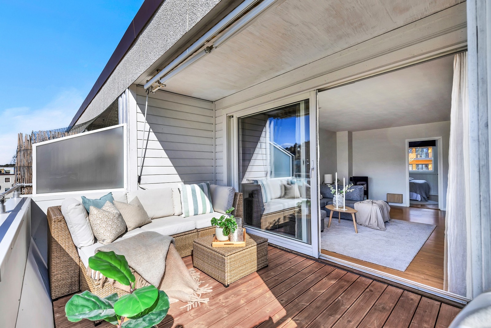 Stuen forlenges i en herlig, vestvendt balkong på 9 kvm. Galleribilde