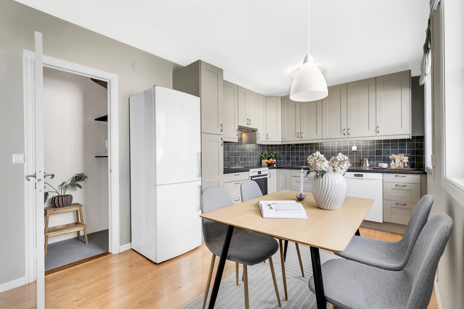 Innenfor kjøkkenet er det en praktisk bod med plass til kjøkkenutstyr eller en ekstra fryser. Galleribilde