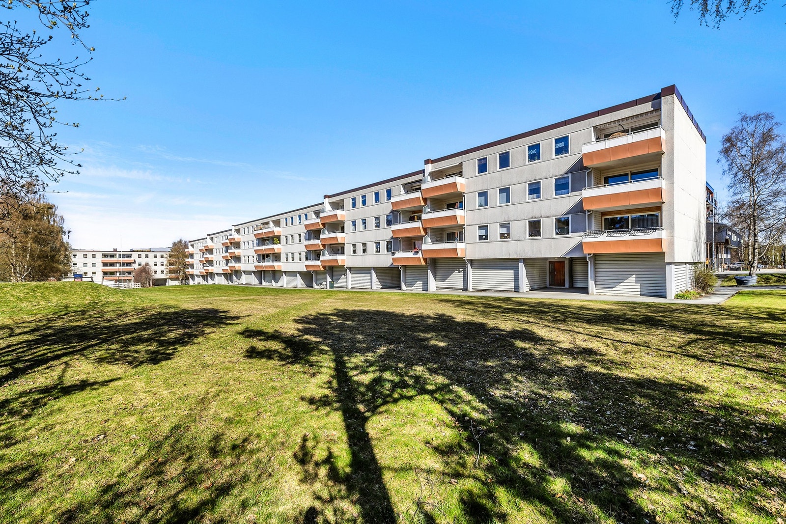 Borettslaget har store grøntareal med god plass mellom blokkene. Galleribilde