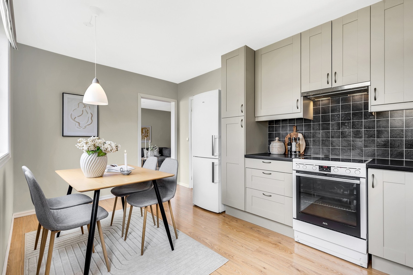 Det er god plass til en spisegruppe foran vinduene. Galleribilde