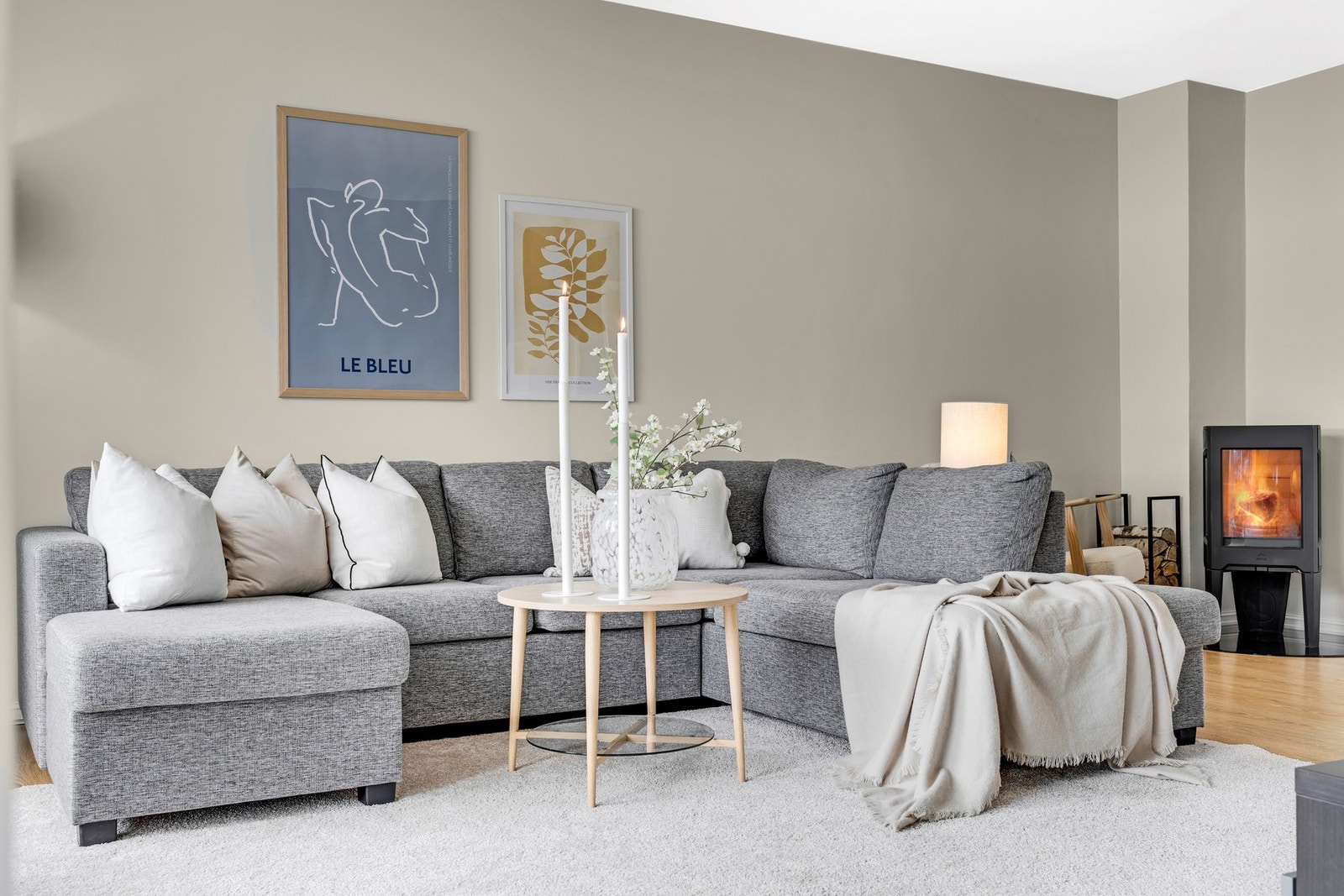 Leiligheten har et gjennomført uttrykk med fine farge- og materialvalg. Galleribilde