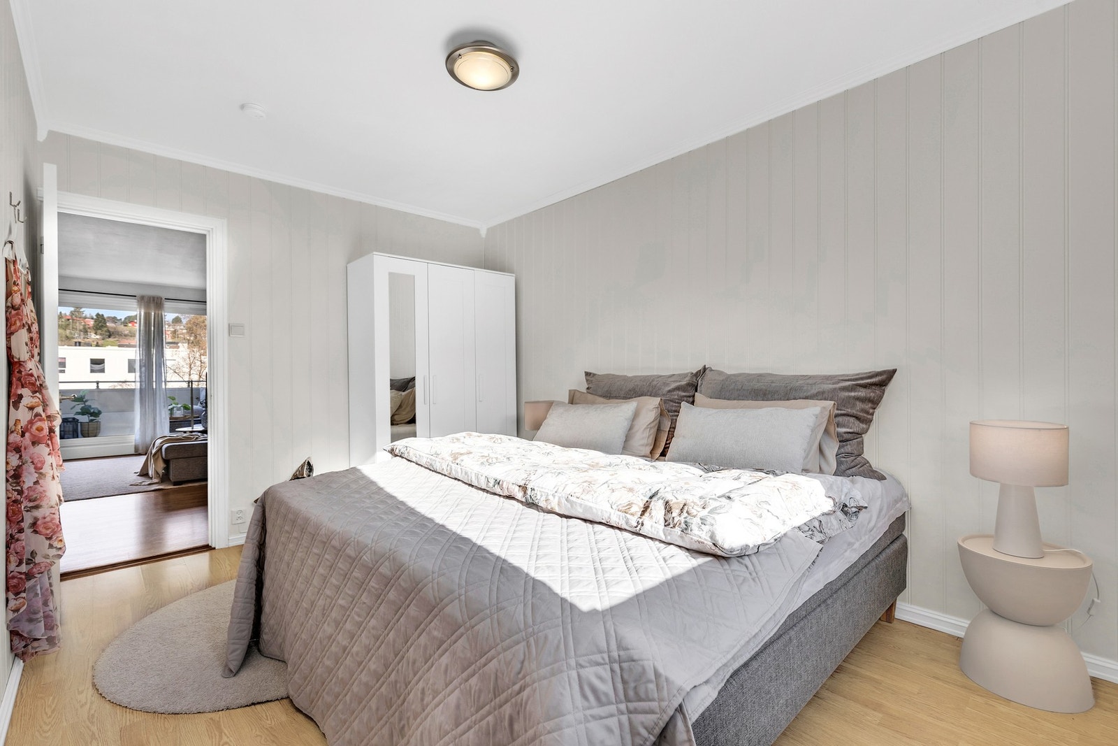 Romslig soverom med god plass til dobbeltseng og garderobeløsning. Galleribilde